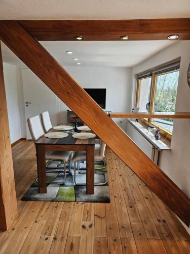 a kitchen and dining room with a table and chairs at Ferienwohnung Pfotenglück nahe Ostsee mit atemberaubender Dachterrasse & Gartenblick in Mallentin
