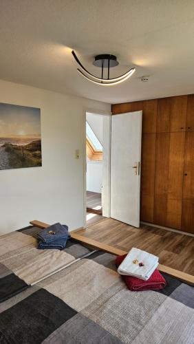 a room with a hallway with a door open to a room with at Ferienwohnung Pfotenglück nahe Ostsee mit atemberaubender Dachterrasse & Gartenblick in Mallentin