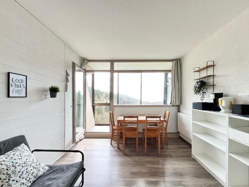 une cuisine et une salle à manger avec une table et des chaises dans l'établissement Appartement - Station de ski, à La Bresse