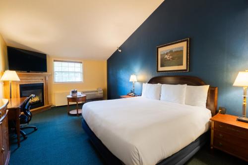 Ένα ή περισσότερα κρεβάτια σε δωμάτιο στο Fireside Inn & Suites Waterville