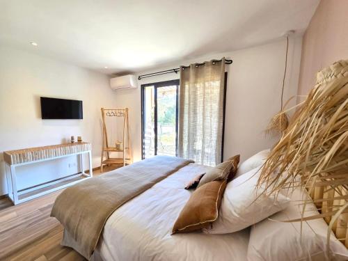 Ένα ή περισσότερα κρεβάτια σε δωμάτιο στο Maison Mahana