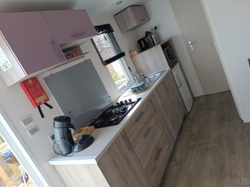 Kuchyň nebo kuchyňský kout v ubytování BJ Chalets - Simonsgat 40 - Vakantiepark Lauwersoog- Chalet aan SPEELTUIN
