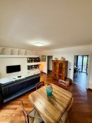 a living room with a table and a couch at Residenza nel parco in Busto Arsizio