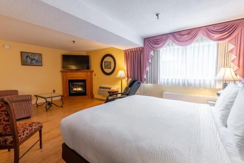 Ένα ή περισσότερα κρεβάτια σε δωμάτιο στο Fireside Inn & Suites Waterville