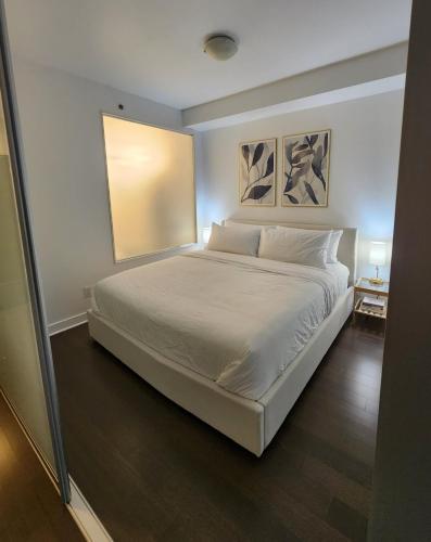 Katil atau katil-katil dalam bilik di Queen St West Haven - Modern Loft, Downtown Toronto, Free Parking