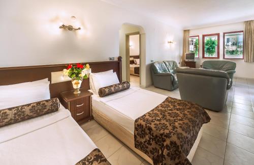 En eller flere senge i et værelse på Saritas Hotel ONLY FAMILY CONCEPT