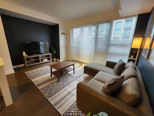 Ruang duduk di Queen St West Haven - Modern Loft, Downtown Toronto, Free Parking