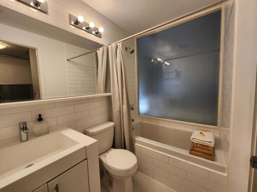 Bilik mandi di Queen St West Haven - Modern Loft, Downtown Toronto, Free Parking
