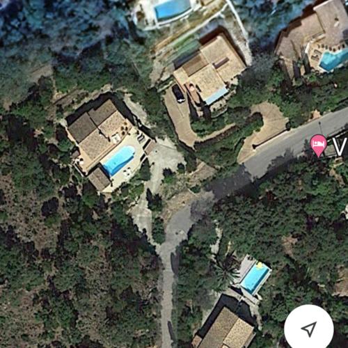 - une vue aérienne sur une maison avec une rivière dans l'établissement Villa LaRascasse, à La Croix-Valmer