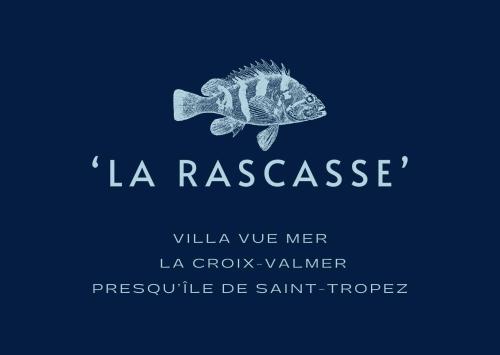 un poisson sur fond bleu avec les mots la rascasse dans l'établissement Villa LaRascasse, à La Croix-Valmer