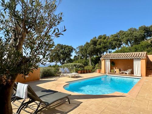 une piscine avec des chaises et un gazebo dans l'établissement Villa LaRascasse, à La Croix-Valmer