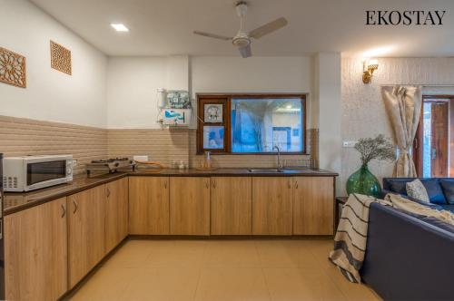 Kuchyň nebo kuchyňský kout v ubytování EKO STAY - Solace Villa I Charming Villa close to Candolim Beach
