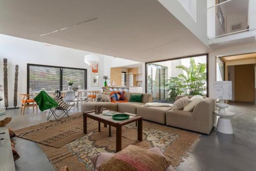 Posezení v ubytování Maison Lyon Ecully piscine climatisation de 250 M2