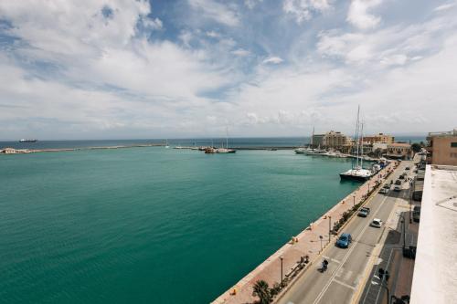キオスにあるPanoramic Port Penthouseの船の水の景色