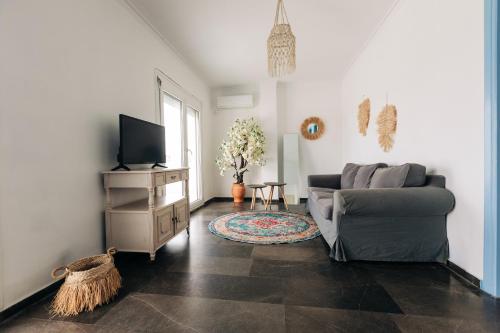 キオスにあるPanoramic Port Penthouseのソファとテレビのあるリビングルーム