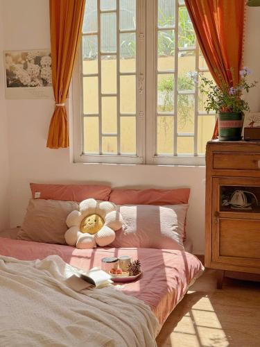 un lit avec une assiette de nourriture dessus dans l'établissement Hiên Stay, à Xuan An