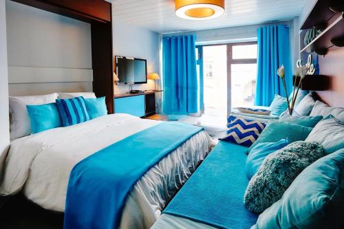 Ένα ή περισσότερα κρεβάτια σε δωμάτιο στο Cozy and Stylish with A-C in City Center!