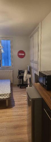 un salon avec un lit et une table dans l'établissement Studio du centre ville, à Limoges