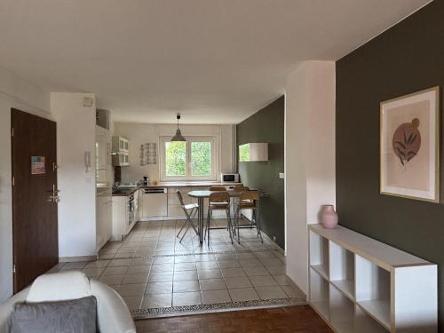 une cuisine et un salon avec une table et des chaises dans l'établissement M57*Marquer* T3 proche frontière, à Annemasse