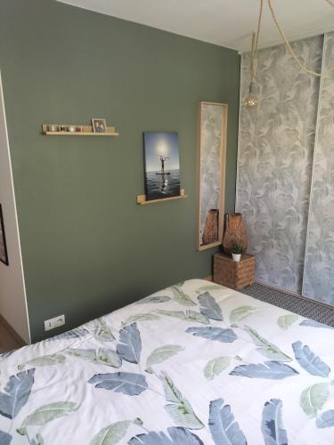 une chambre avec un lit et un miroir dans l'établissement Appartement avec terrasse, à Guichen