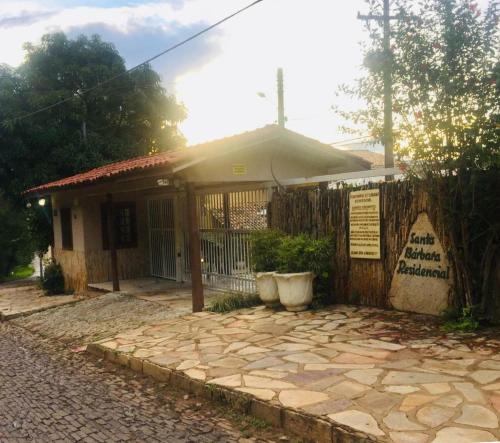 a small building with a sign in front of it at Recanto do Sossego em Piri in Pirenópolis