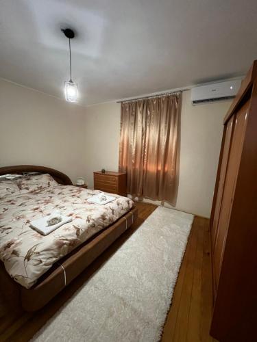 a small bedroom with a bed and a window at Apartman Demirovic in Orašac