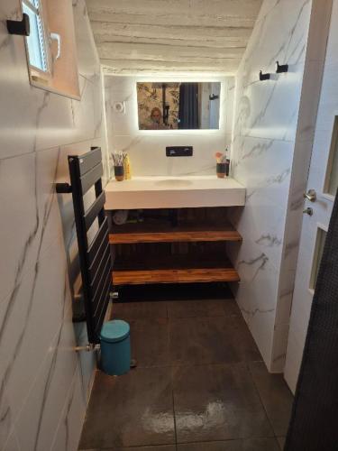 une petite salle de bain avec un lavabo et un miroir dans l'établissement Mas provençal avec grande piscine idéal 8 personnes ! # Welcome, à Piolenc