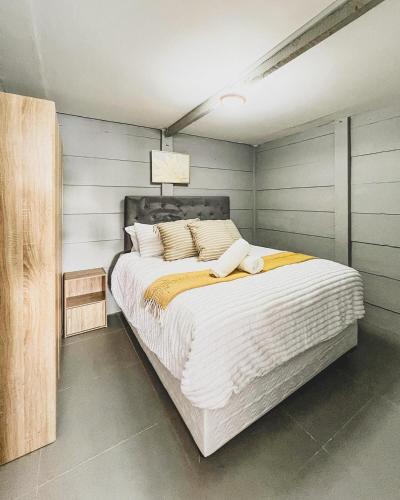 Postel nebo postele na pokoji v ubytování Cedar Apartments on Century City