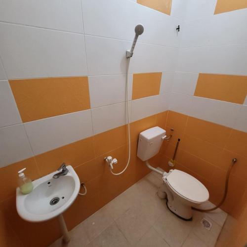 Bilik mandi di Zamrud D'Desa Bayu