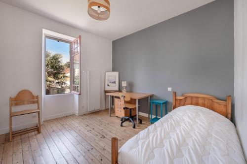 En eller flere senge i et værelse på Proche du port & plages - Terrasse - Maison pour 5