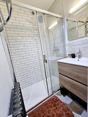 une salle de bain avec douche et lavabo dans l'établissement L'Ensoleillé - Central, Wifi & Confort, à Rodez