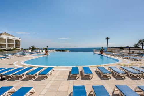 Apartment with Garden, Pool, Sea View and Parking