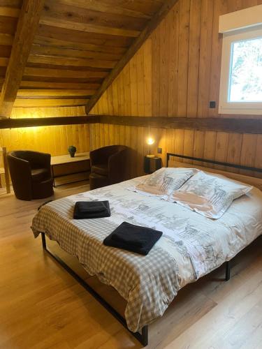 une chambre avec un lit avec deux serviettes dessus dans l'établissement Le Fenil-Logis Sauna Bain Nordique Salle cinéma, à Ban-sur-Meurthe-Clefcy