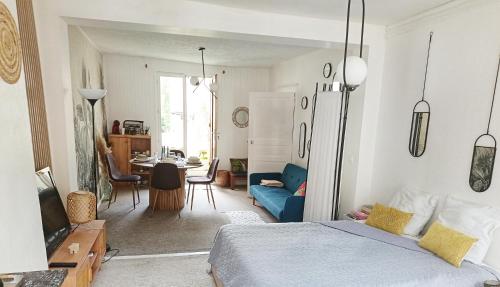 Postel nebo postele na pokoji v ubytování ROOMS HOME CSM Suite privée avec terrasse et Suite privée 2 chambres jusqu'à 3 chambres et 1 à 8 personnes