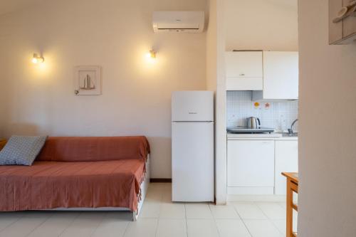 a living room with a couch and a white refrigerator at 5 minuti a piedi dal mare- appartamento con veranda in Monte Nai