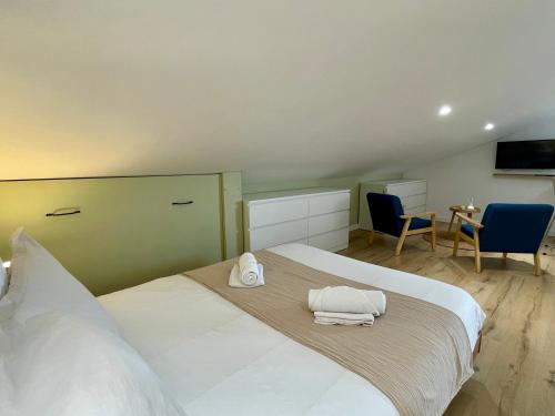 une chambre avec un grand lit avec des serviettes dessus dans l'établissement Studio à Saint-Palais avec parking., à Saint-Palais