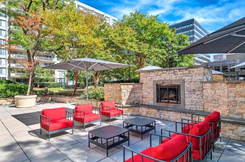 Χώρος καθιστικού στο Contemporary Apt Near DC Gym, Metro & More!