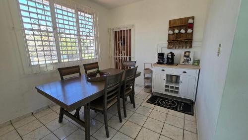 una cucina con tavolo e sedie in legno e una stufa di Oscar Building - Apto#3 a San Juan