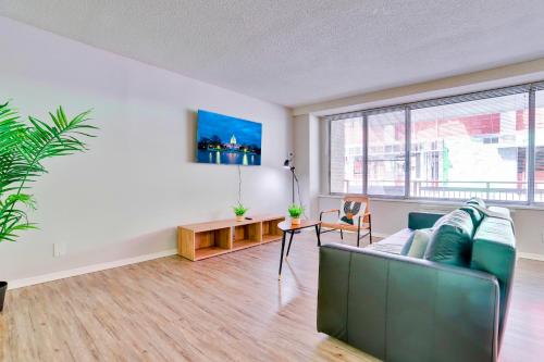 Μια τηλεόραση ή/και κέντρο ψυχαγωγίας στο Contemporary Apt Near DC Gym, Metro & More!