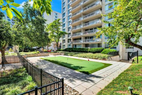 Κήπος έξω από το Contemporary Apt Near DC Gym, Metro & More!