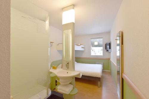 Ένα ή περισσότερα κρεβάτια σε δωμάτιο στο ibis budget Noyon