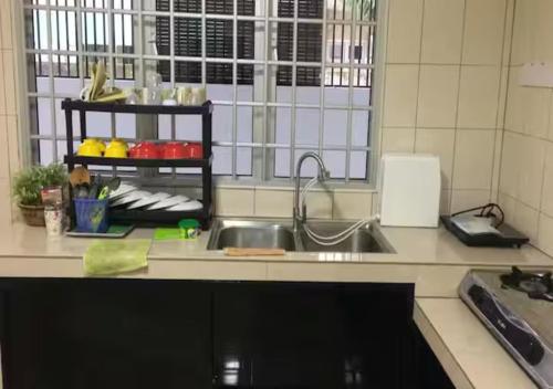 Кухня или мини-кухня в Kuching Hui Sing Garden Single Storey House
