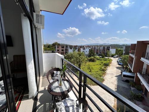 Balkón nebo terasa v ubytování ELYU 3 Storey Staycation House near San Juan Beach