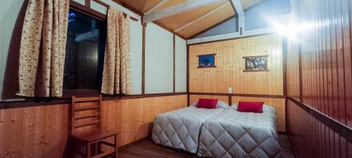 ein kleines Schlafzimmer mit einem Bett und einem Fenster in der Unterkunft CASAS RURALES Vado del Rio Tus in Cortijo Prados