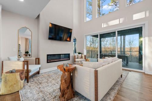 Μια τηλεόραση ή/και κέντρο ψυχαγωγίας στο Adamina Canyon Luxurious, Canyon View 5BR 3BTH 3