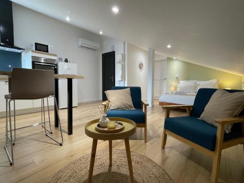 un salon avec un canapé, une table et un lit dans l'établissement Studio à Saint-Palais avec parking., à Saint-Palais
