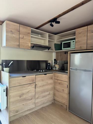 Η κουζίνα ή μικρή κουζίνα στο La Buissonnière Lodges