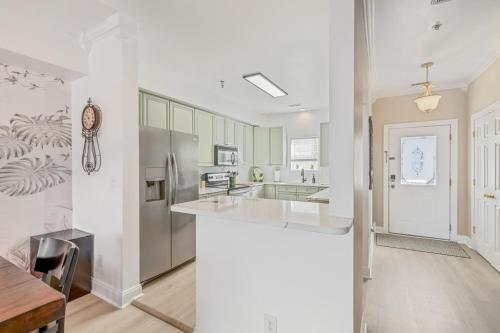 eine Küche mit weißen Wänden und einer Arbeitsplatte in der Unterkunft Sunset Serenity!!-Tropical Waterfront Oasis-Huge Private Patio-10Min to KingSt & Beaches in Charleston