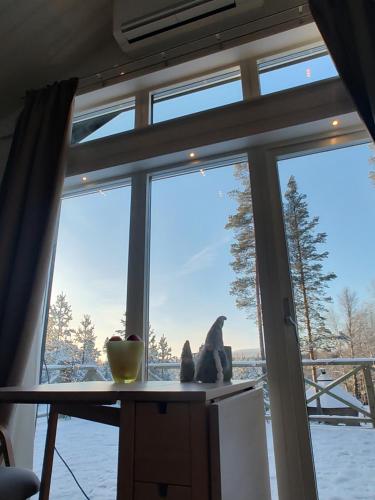 a window with a view of the snow outside at Magisch berghuisje met uitzicht op Nationaal Park Fulufjället in Sörsjön