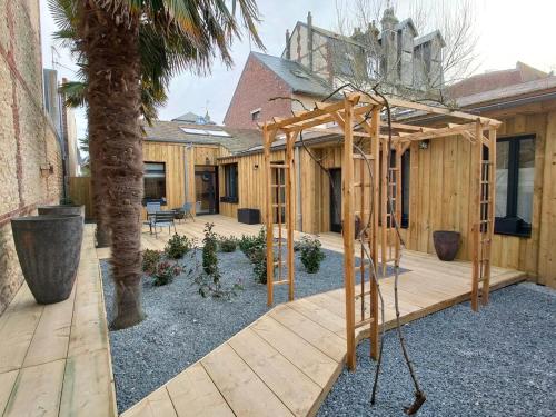 une maison construite avec une structure en bois dans l'établissement Villa Les Planches proche Place Morny, à Deauville